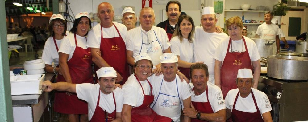 Un gruppo di volontari al lavoro per la festa della Madonna della Campagna - foto Volonterio