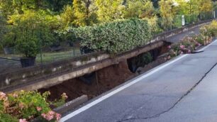 La voragine che si è aperta in via Dante a Bernareggio