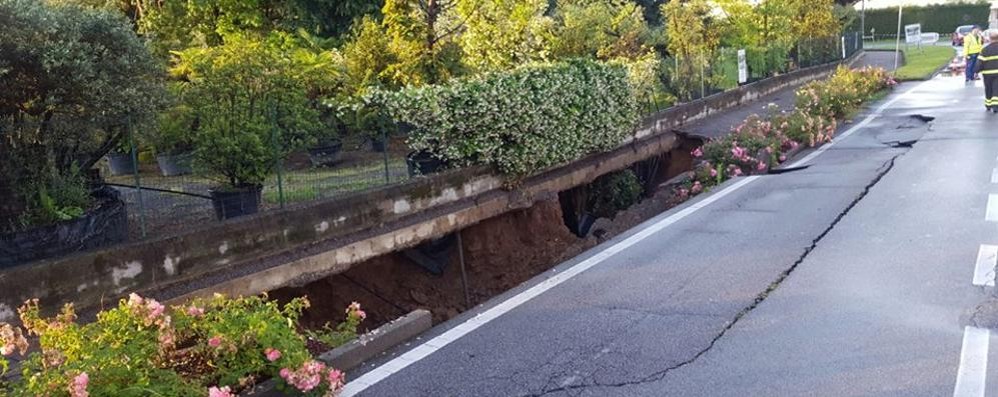 La voragine che si è aperta in via Dante a Bernareggio