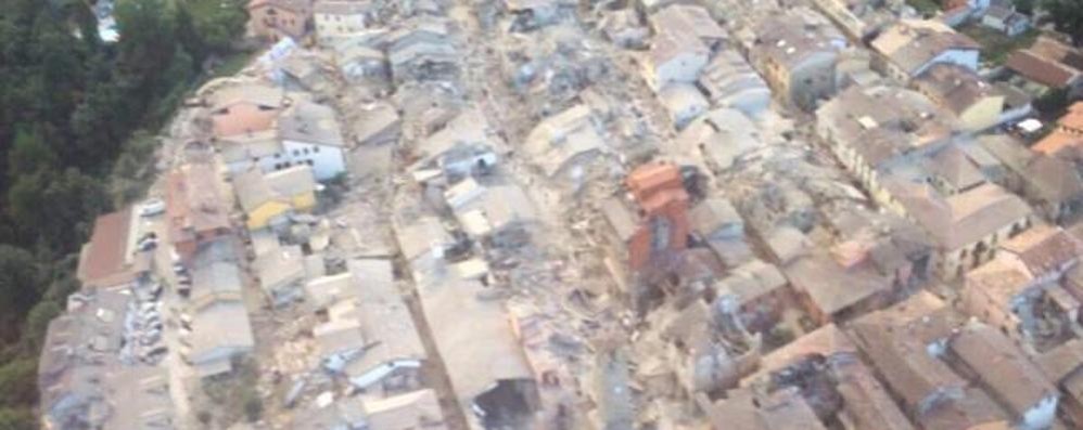 Amatrice vista dall’alto in una foto scattata dai vigili del fuoco