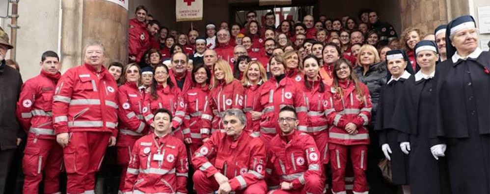 Volontari e personale della Croce rossa di Monza