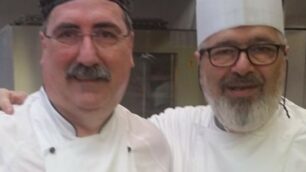 Concorezzo, lo chef Matteo Scibilia - a destra - con Giancarlo Spadoni: hanno cucinato la pasta all’Amatriciana nell’evento per aiutare le vittime del terremoto