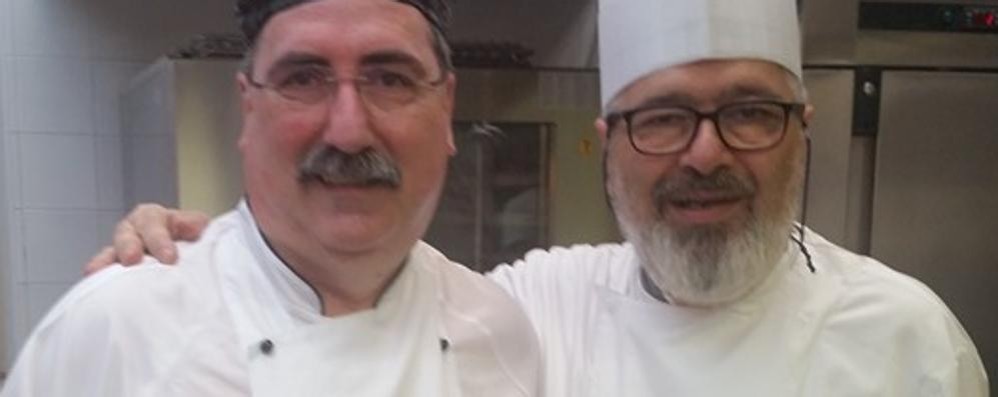 Concorezzo, lo chef Matteo Scibilia - a destra - con Giancarlo Spadoni: hanno cucinato la pasta all’Amatriciana nell’evento per aiutare le vittime del terremoto