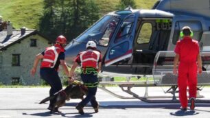 Terremoto, la partenza dell’elicottero con l’unità cinofila - foto Vernò