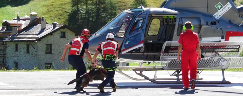 Terremoto, la partenza dell’elicottero con l’unità cinofila - foto Vernò