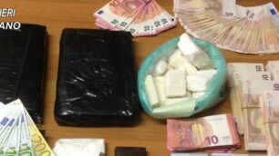 La droga e i contanti sequestrati a Monza