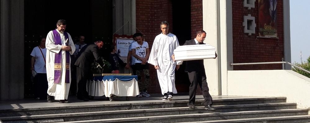 Seregno, l'uscita dalla chiesa della piccola bara al termine del funerale