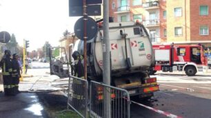 Il mezzo che ha preso fuoco. L’incendio è stato spento dai vigili del fuoco Valeria Pinoia
