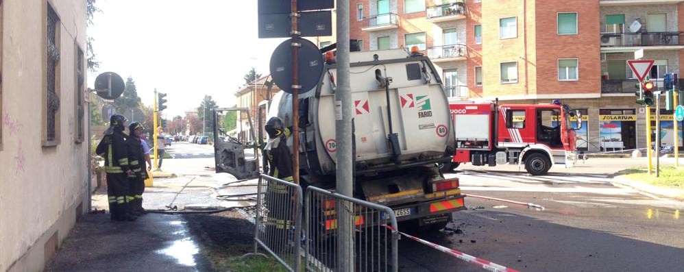 Il mezzo che ha preso fuoco. L’incendio è stato spento dai vigili del fuoco Valeria Pinoia