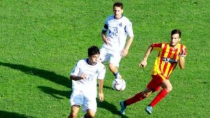 Calcio, Alessandro Marchini del Seregno in azione, sotto gli occhi del compagno Daniele Corti - foto Paolo Colzani