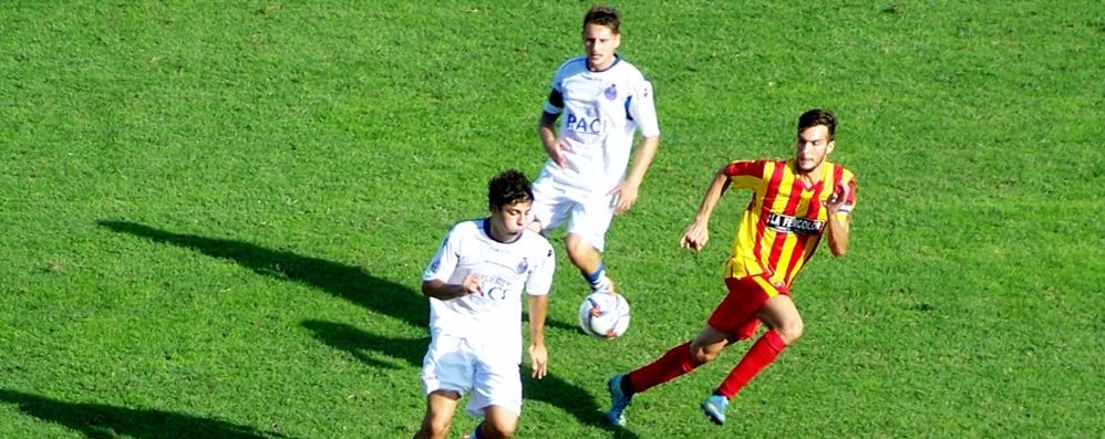 Calcio, Alessandro Marchini del Seregno in azione, sotto gli occhi del compagno Daniele Corti - foto Paolo Colzani