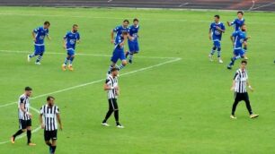 Seregno - L'esultanza degli azzurri dopo il gol del vantaggio di Fabio Cusaro