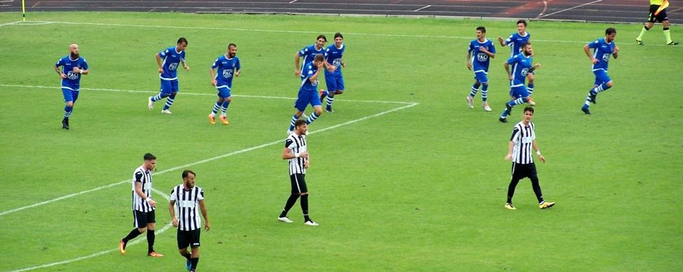 Seregno - L'esultanza degli azzurri dopo il gol del vantaggio di Fabio Cusaro