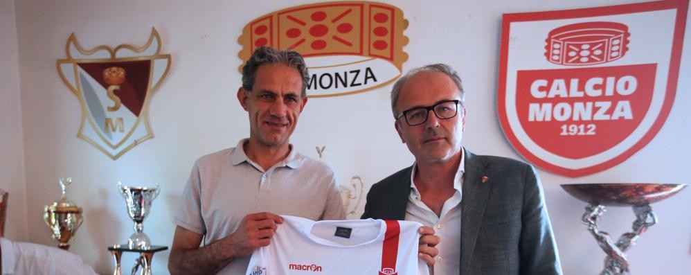 A sinistra, l’allenatore del Monza Zaffaroni