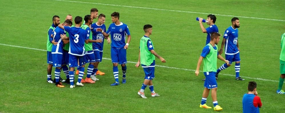 Calcio, l'esultanza del Seregno dopo il primo gol di Ianos Szekely - foto Paolo Colzani