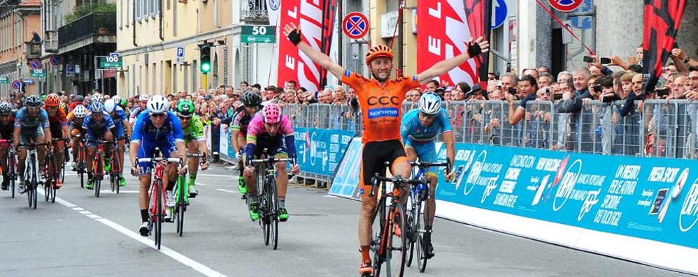 Lissone, l’arrivo della Coppa Agostoni 2015 con Davide Rebellin a braccia alzate