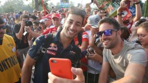 Daniel Ricciardo con un tifoso per una foto ricordo