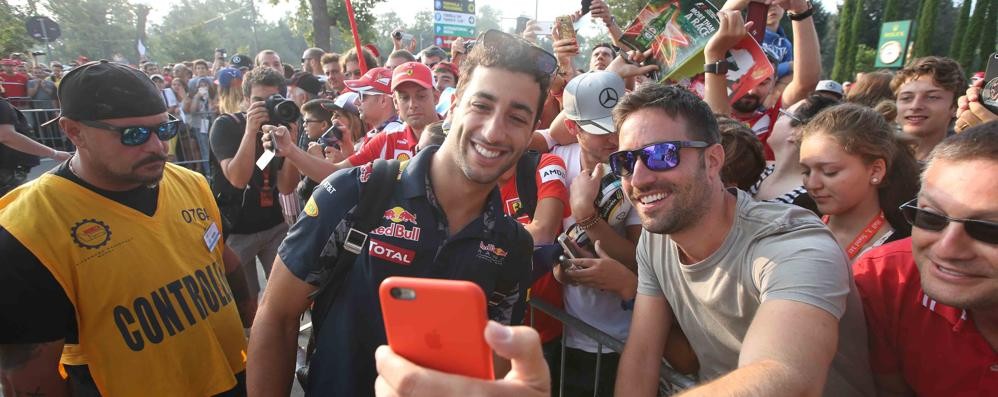 Daniel Ricciardo con un tifoso per una foto ricordo