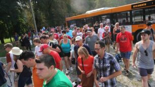 I tifosi che arrivano in autodromo utilizzando i mezzi pubblici