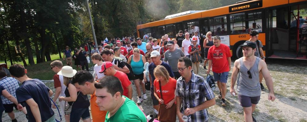 I tifosi che arrivano in autodromo utilizzando i mezzi pubblici