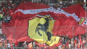 I tifosi della Ferrari sulle tribune dell’autodromo di Monza nel giorno delle qualifiche