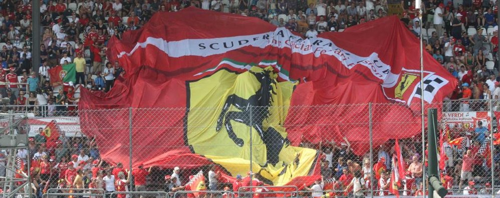 I tifosi della Ferrari sulle tribune dell’autodromo di Monza nel giorno delle qualifiche