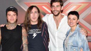 I giudici di X Factor e Manuel Agnelli con la maglietta del Bloom di Mezzago