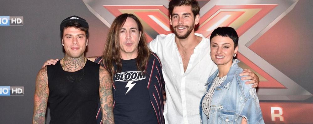 I giudici di X Factor e Manuel Agnelli con la maglietta del Bloom di Mezzago
