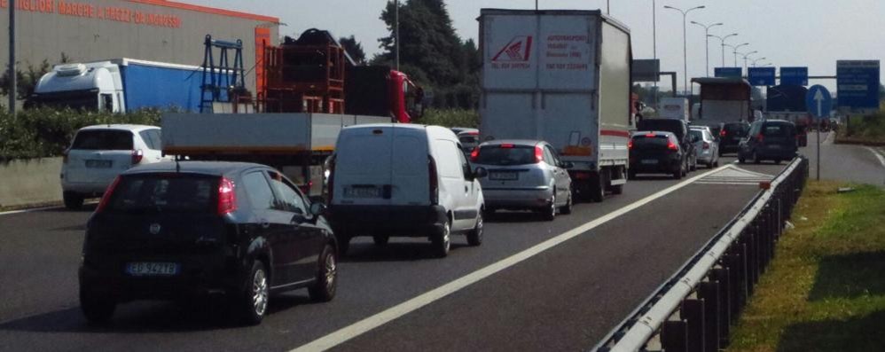 Carate Brianza, code in Valassina per l’incidente che giovedì 1 settembre ha coinvolto due auto e un motociclista- foto Edoardo Terraneo