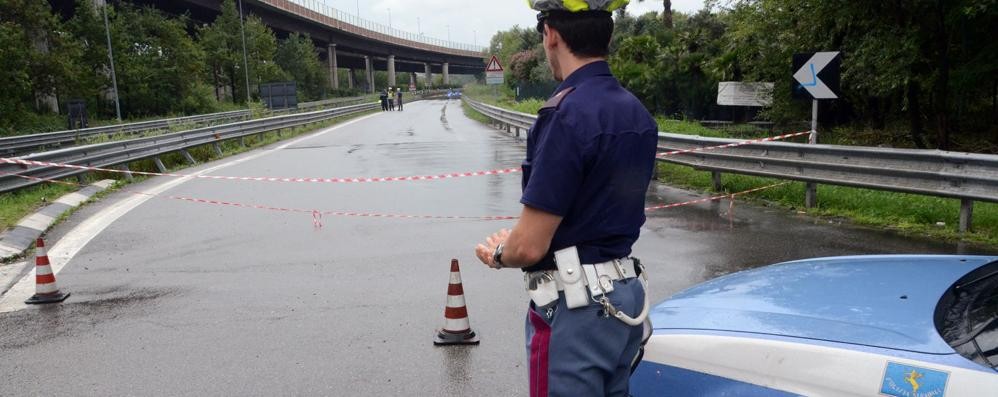 La scena di un incidente rilevata da un agente della polizia stradale