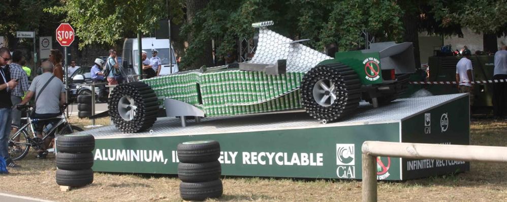 La macchina di Formula 1 realizzata con le lattine di birra