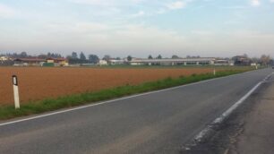 La provinciale Gerno-Bellusco, che a Lesmo prende il nome di via Gaetano Ratti: a sinistra sarà realizzata la nuova pista ciclabile