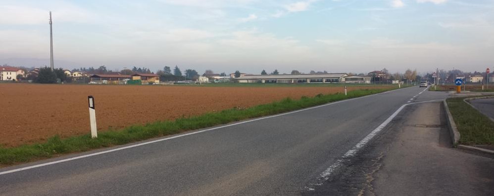 La provinciale Gerno-Bellusco, che a Lesmo prende il nome di via Gaetano Ratti: a sinistra sarà realizzata la nuova pista ciclabile