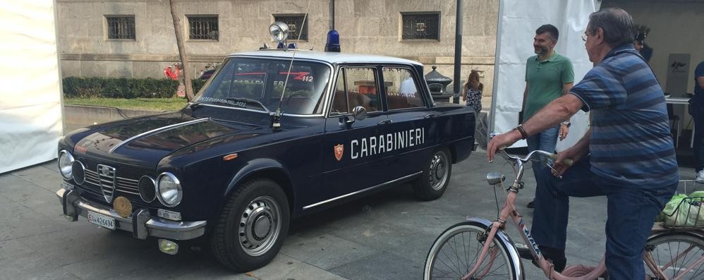 Monza, la storica Alfa Romeo Giulia dei carabinieri in mostra in centro