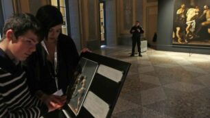 Monza, uno studente non vedente in visita alla mostra di Caravaggio in Villa reale