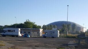 Monza, camper  e tende sgomberati al parcheggio dello stadio Brianteo
