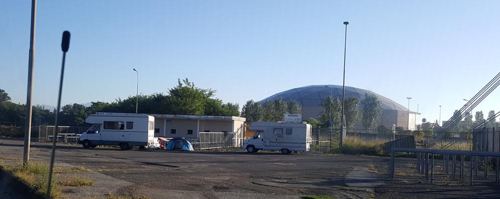Monza, camper  e tende sgomberati al parcheggio dello stadio Brianteo