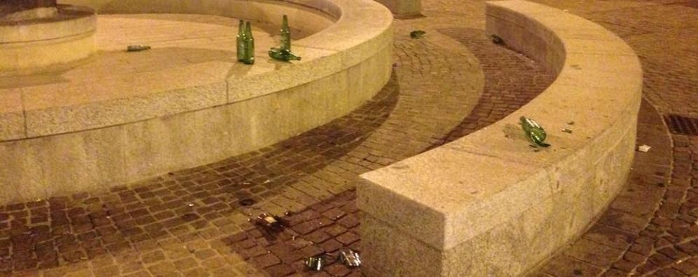 Bottiglie di birra abbandonate  in piazza Indipendenza