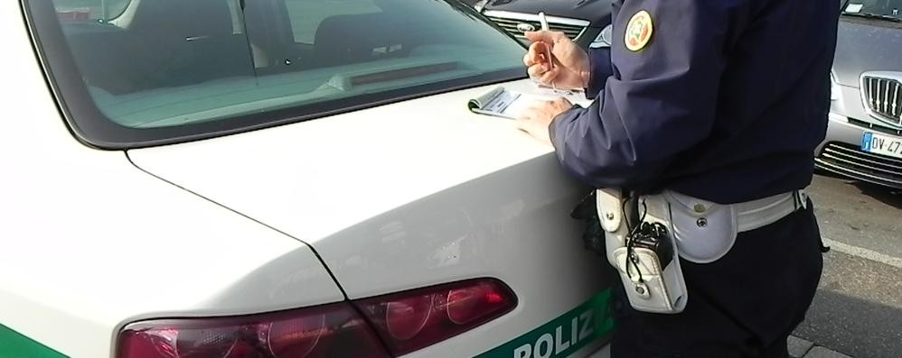Un agente della polizia locale