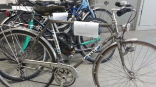 Monza, la bicicletta rubata, ritrovata dalla polizia locale e restituita al proprietario