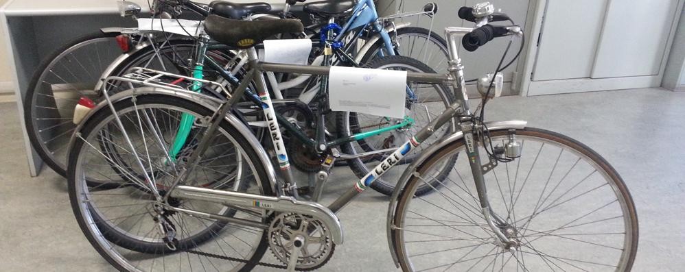 Monza, la bicicletta rubata, ritrovata dalla polizia locale e restituita al proprietario
