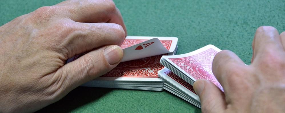 Nel bar era stato organizzato un giro di poker clandestino