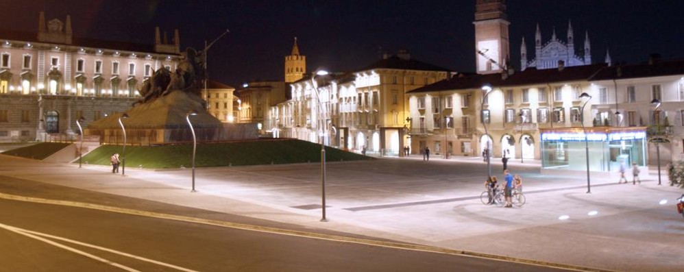 Piazza Trento e Trieste in un’immagine serale