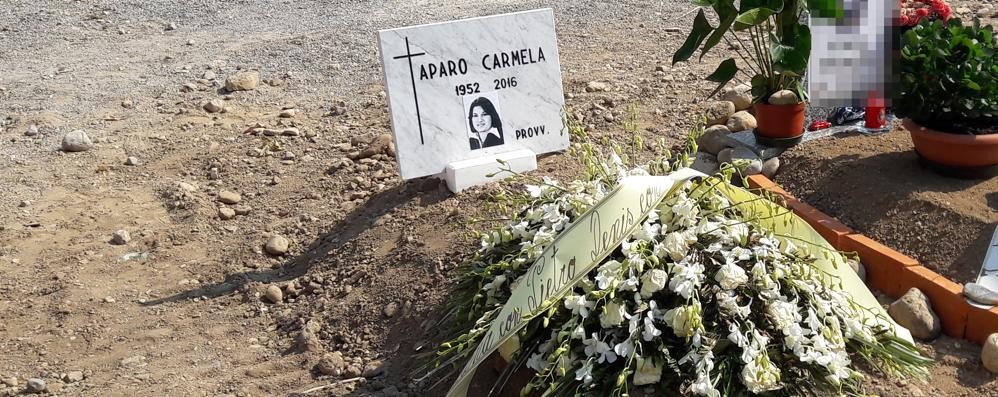 Seregno, la tomba di Carmela Aparo: la donna è stata uccisa dall’ex compagno