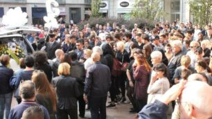 La folla di compagni di scuola e amici