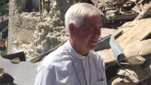 Monsignor Giovanni D’Ercole tra le macerie del terremoto