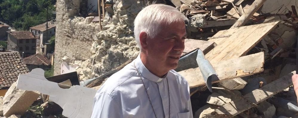 Monsignor Giovanni D’Ercole tra le macerie del terremoto