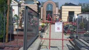 Lavori in corso e accesso vietato al cimitero di Verano Brianza - foto Botto Rossa