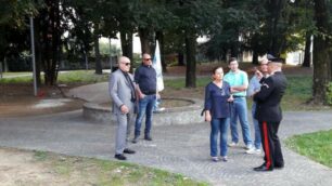 Seregno - I militanti di Fratelli d'Italia-Alleanza nazionale a colloquio con i Carabinieri in via dei giardini