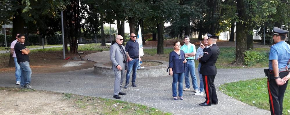 Seregno - I militanti di Fratelli d'Italia-Alleanza nazionale a colloquio con i Carabinieri in via dei giardini
